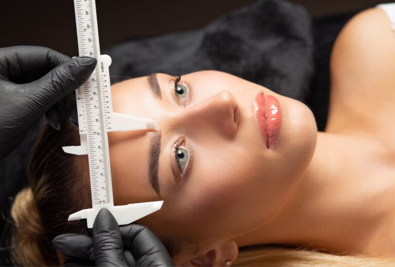 Optez pour une restructuration des sourcils pour être au top cet été